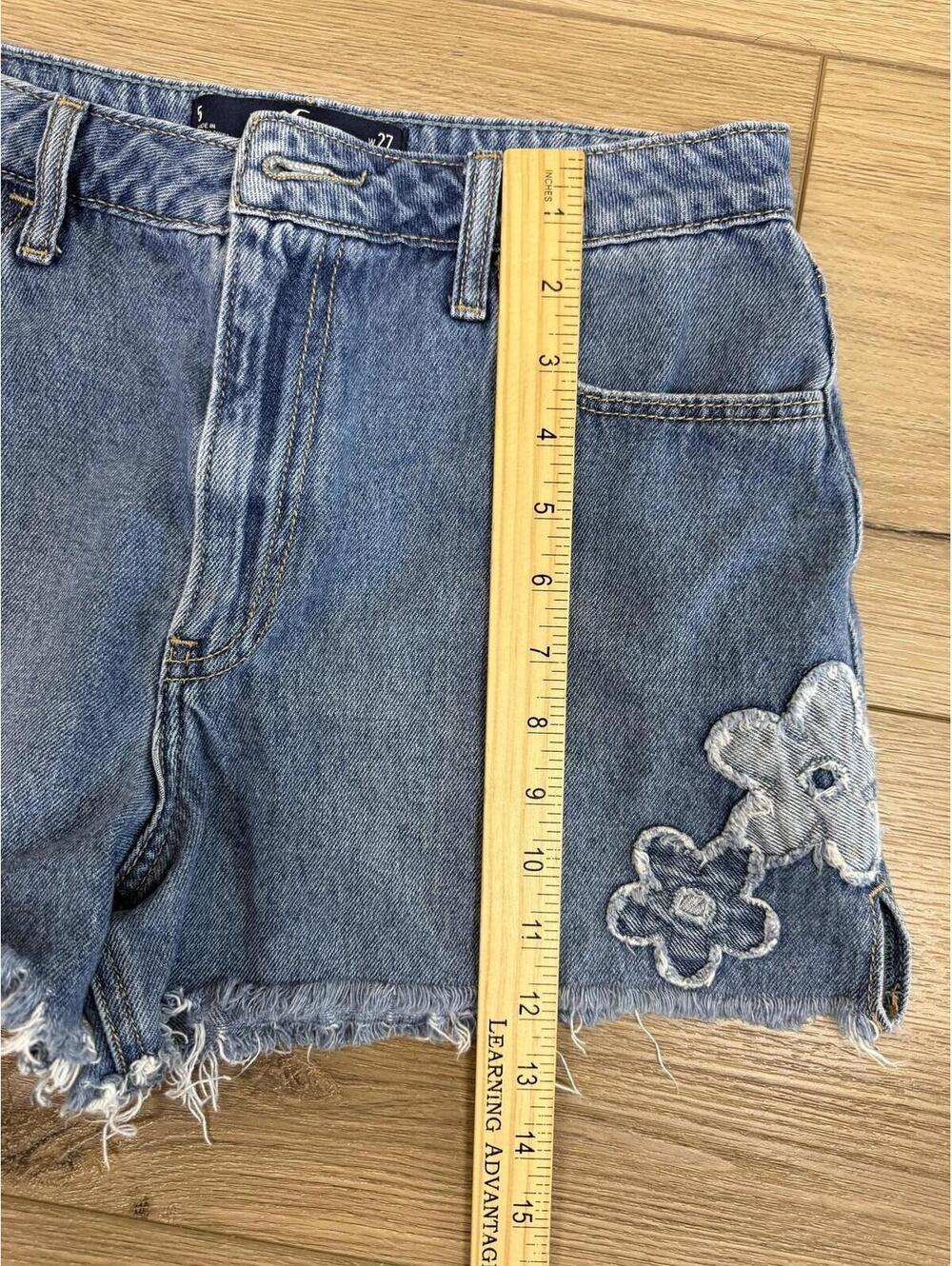 Hollister Mom Shorts Juniors 5 Blue High Rise Denim Flower Patch Cutoff Raw Hem - Picture 5 of 6